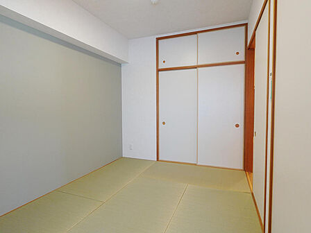 【客間・寝室として使える万能和室】畳の温もりを感じられる落ち着いた和室空間。来客時の宿泊用寝室としても大活躍!