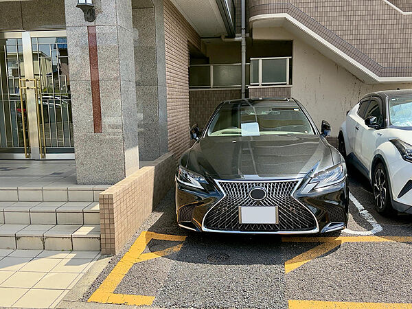 エントランスすぐ横の区画でご利用便利です。合計2台分お使いいただけます