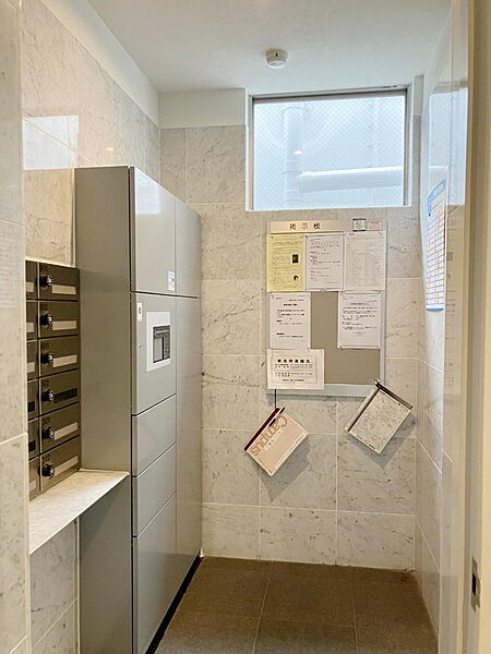 ＜宅配ボックス＞不在時でもお荷物を受け取れる便利な宅配BOXを設置さｒています。再配達の手間が省けてストレスフリーな生活が送れるため、ネットショッピングを頻繁に利用される方にもおすすめです。