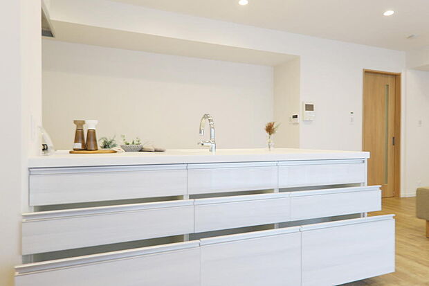 キッチンは前面に大容量の収納があり、食器類の収納に便利です。