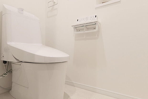 LIXIL製の温水洗浄便座つきトイレ新品交換