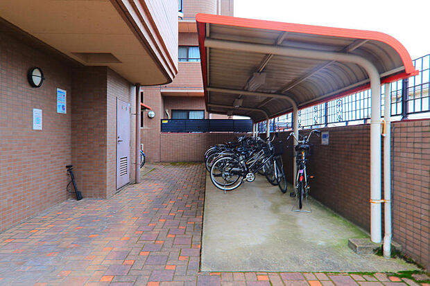 駐輪場です。バイク置場は駐輪場と併用で原付のみ可となっています。