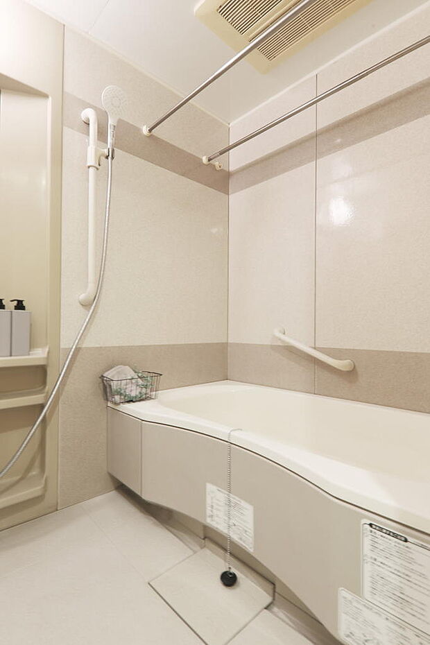 １４１８サイズのバスルーム。シャワーヘッドとホースは新品に交換済みです。