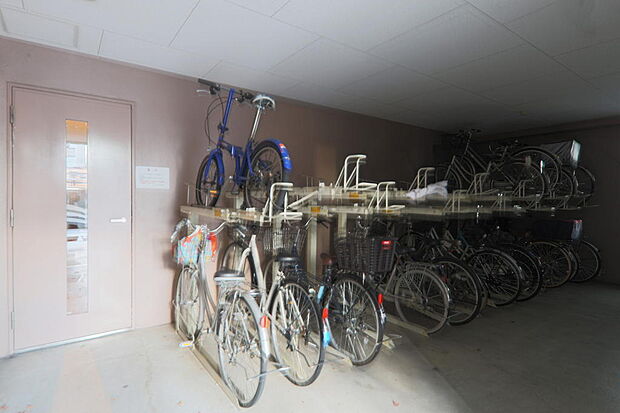 駐輪場（月額２００円）、バイク置場は月額２０００円となります。