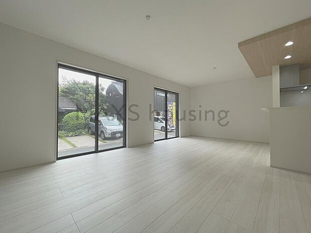 家族が集まるリビングは温もり溢れるカラーのフローリング♪※施工例