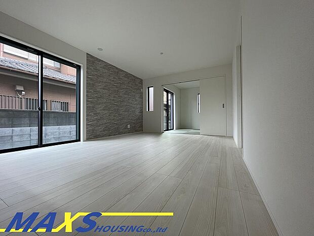 家族が集まるリビングは温もり溢れるカラーのフローリング♪