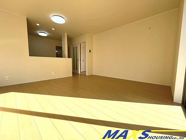 一日で陽光の顔色が変わるリビングダイニング♪