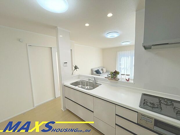 冷蔵庫や食器棚を置いても広々使えるキッチン!