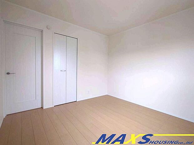 どんな家具にも合わせやすいナチュラルカラーのフローリング♪