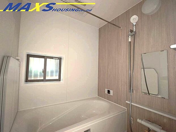 ナチュラルカラーで視覚からもリラックスできるバスルーム♪