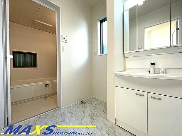 清潔感のあるカラーでまとまった洗面所は、小窓から優しい陽光が照らしてくれます♪