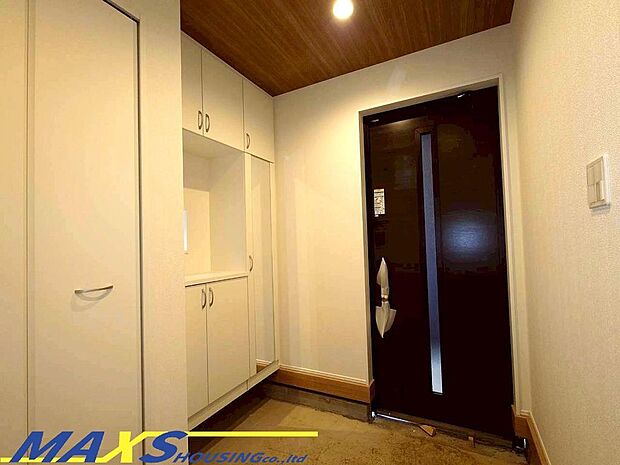 家族を温かく迎え入れる玄関は、収納スペースが豊富なので、いつでもスッキリ♪