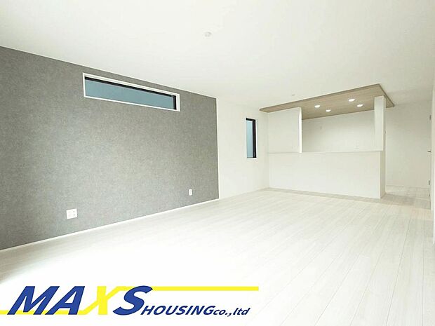 18帖のゆったり空間！使い勝手の良い縦長のリビングは、日中それぞれ過ごしていた家族が自然と集まり、リラックスできるそんな空間。リビング収納があるのも嬉しい所♪