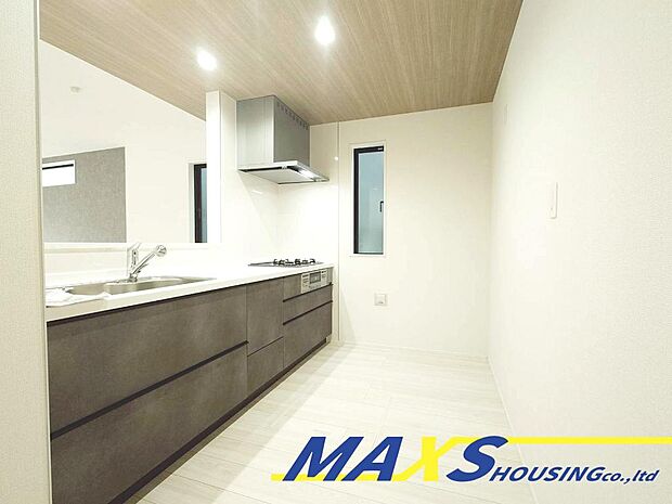 傷や汚れが付きにくい全面エンボス加工のシンクに、フラットなイージーフィルターの換気扇で、お手入れラクラク♪浄水器内蔵型の水栓なので、毎日美味しいお米が炊けますね♪