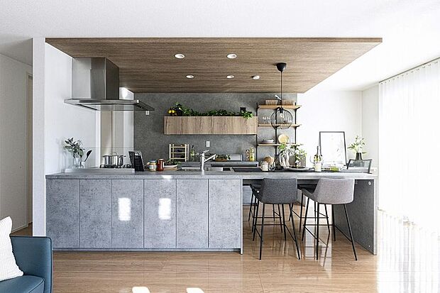 【家族が自然と顔を合わせる動線】リビングイン階段や、キッチンを中心とした間取りなど、ご家族に合ったプランをご提供します!※施工例