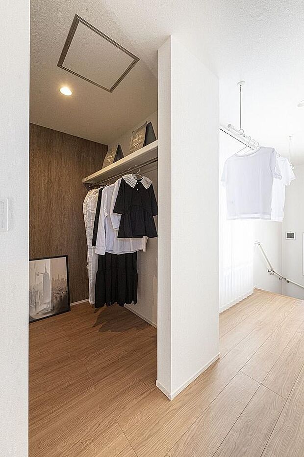 帰宅動線にクローゼットがあれば、外のホコリや花粉などを室内に持ち込みません!お出かけ前もスムーズに取り出せます。※施工例