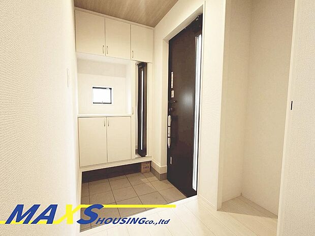 大容量のシューズボックス以外にも、趣味用品やお子様の遊び道具・防災グッズなども整理できるスペースがあり、解放感のある玄関です♪