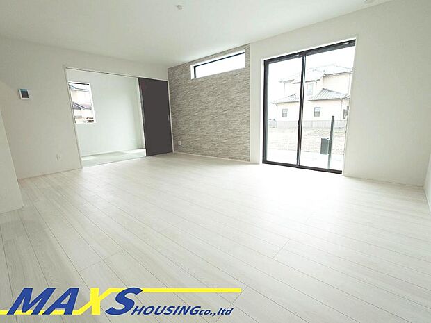 爽やかな風を感じられる18帖のLDKは、家族の団らんにぴったりの広さ。隣接する3畳の洋和室は、くつろぎのスペースとしても活用でき、リラックスした時間を提供します!