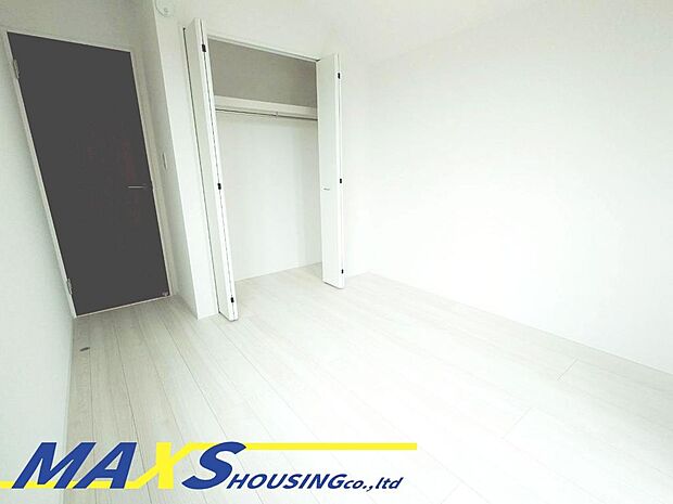 どんなインテリアでも合うデザインが魅力の洋室。明るい陽光が優しく包み込んでくれる、居心地の良い空間♪充実した収納スペースもあり、整理整頓も楽々♪