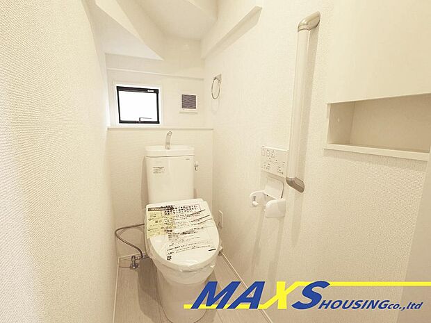 清潔感のあるホワイトを基調としたトイレは、24時間換気機能システム完備!手摺りもあるので、ご高齢の方も安心♪