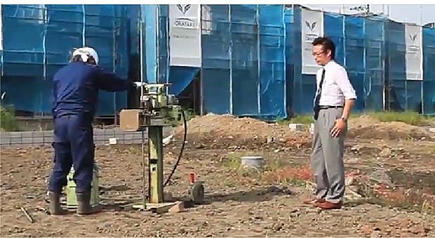 地盤調査は、法令に準じた3項目8要素で徹底的に検証。不同沈下しない地盤の品質をお約束。基礎着工日に始まり、引き渡し日から20年間保証します。