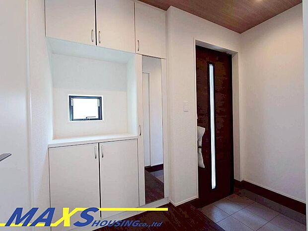 玄関横にシューズボックスがついているので、片付いた玄関がキープできます!※施工例