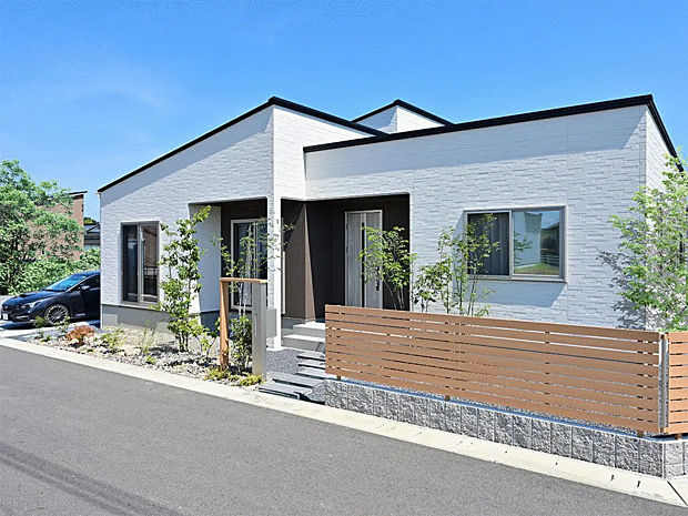 例えば4LDKではなく、洋室を広くしたいから3LDKに！ウォークインクローゼットは必須！など、ご家族に合った家が建てられる！それが”自由設計”の魅力です♪　※施工例