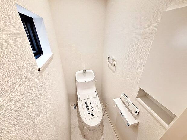温水洗浄機能付で清潔感のあるトイレ。　採光面もあり、明るく開放的な空間です。