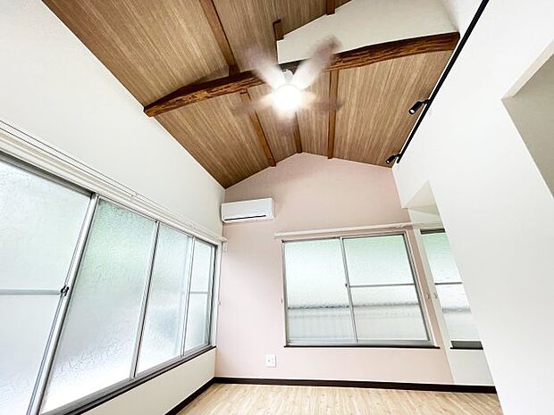 2階6帖/全居室2面採光・勾配天井ですので明るく、開放的な室内を実現。