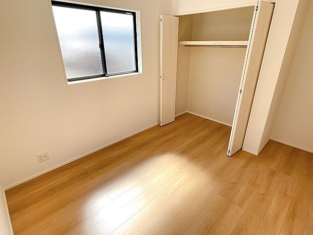 3号棟　室内（2024年3月）撮影　収納に便利なクローゼット付きの洋室で、すっきりとした空間を実現