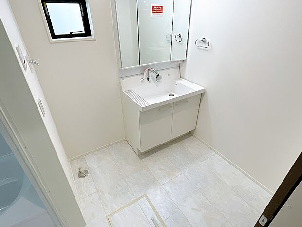 1号棟　室内（2024年3月）撮影　朝シャン楽々、ハンドシャワー付き洗面化粧台。