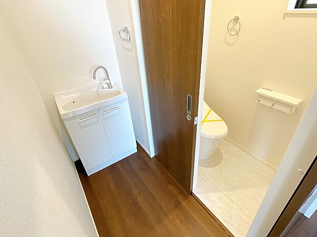 1号棟　2階トイレ洗面　室内（2024年3月）撮影　朝や夜に身だしなみを整える際等、手軽に使える洗面台