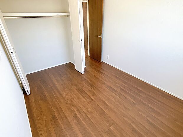 1号棟　室内（2024年3月）撮影　シンプルでモダンなデザインの洋室。清潔感あふれ、自分らしいアレンジが効く空間。