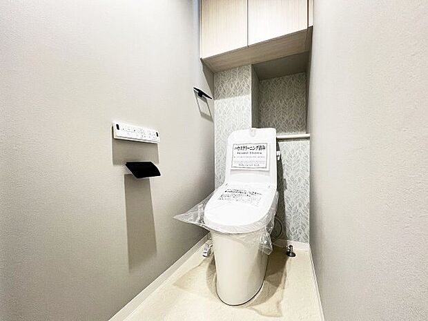 温水洗浄機能付で清潔感のあるトイレ。　収納スペースが備わり、生活感の出にくいスッキリとした空間です。