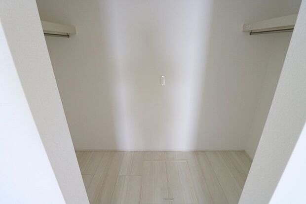1階洋室WIC　室内（2024年2月）撮影　高い収納力を誇るウォークインクローゼットを設置