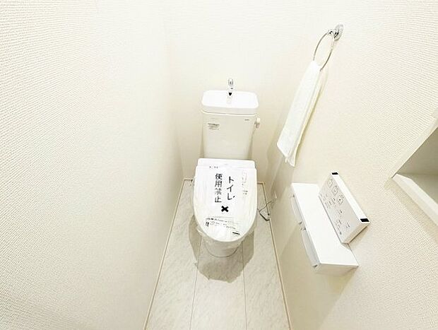 温水洗浄機能付で清潔感のあるトイレ。　※家具・照明等は含まれません。
