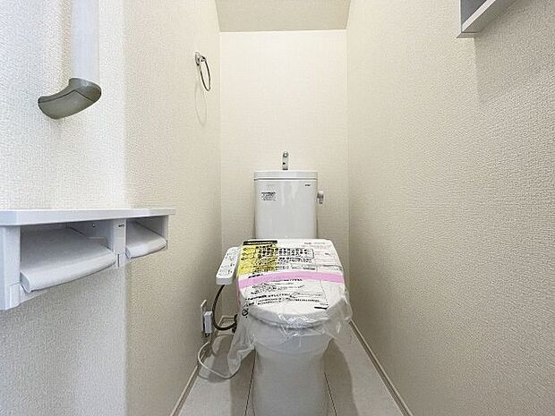 温水洗浄機能付で清潔感のあるトイレ。各階に設置されているので来客時も気兼ねなくお使いいただけます。