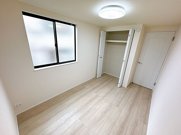 1階4.5帖/全居室2面採光につき明るく開放的な室内です。