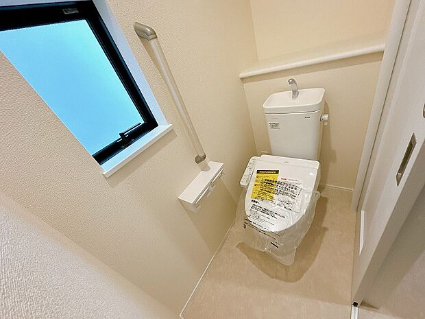 温水洗浄機能付で清潔感のあるトイレ。採光面もあり明るく快適な空間です。