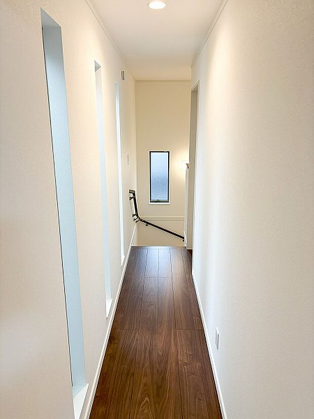 3階廊下（2024年6月）撮影　縦長の窓から光が差し込む明るい廊下。開放感を感じられる空間です。