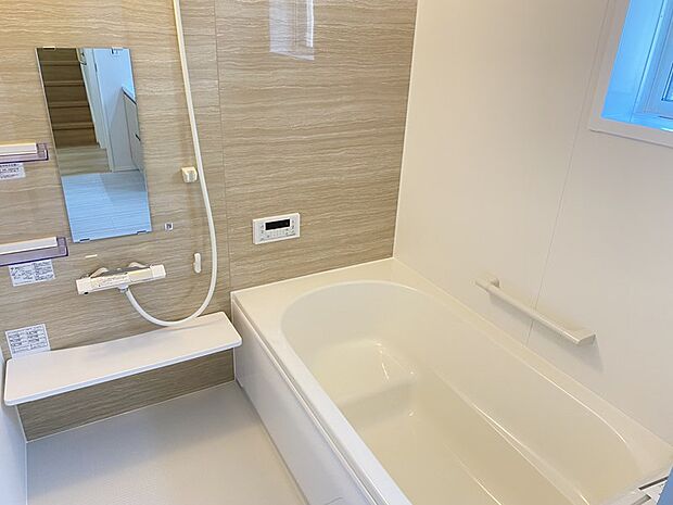 キレイが長続きする新素材のフェイスクリン浴槽を使用しております。さらに！浴室暖房換気乾燥機が付いており、雨の日のお洗濯物の心配なしです!!