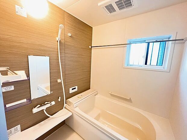 《E号棟　浴室》窓がついているため、自然の風を取り入れてカビを予防できます。お子様と一緒に入れる1坪タイプの浴室。浴室換気乾燥暖房機付きです。
