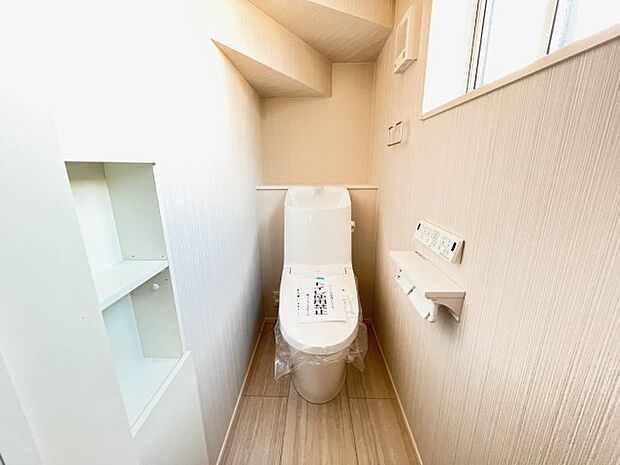 《E号棟　トイレ》LIXILのベーシアシャワーはオート洗浄と壁リモコンつきで、使いやすいシャワートイレ。お掃除リフトアップ機能やフチレス形状でお掃除しやすく、エコロジーな超節水タイプ。