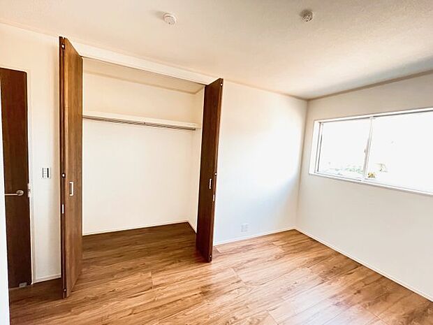 《E号棟　洋室2》成長するにつれて、勉強に集中できるプライベートな空間が欲しいというお子様がお部屋をもてる間取りです。各部屋に収納があるのもうれしいですね。               　