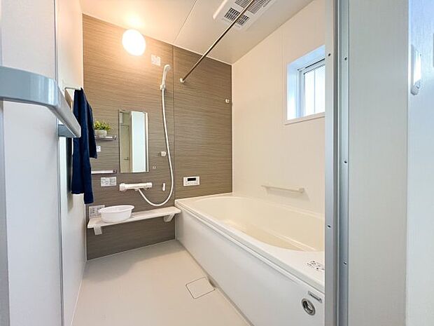 浴室　浴室にあるカウンターは簡単に取り外しができ、お掃除もラクラク！また、浴槽上にかけて飲み物やアロマを置いたりと、2WAYで使うこともできます。※インテリアは見本です。