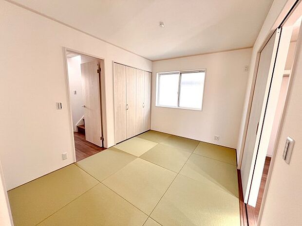 和室　3WAYの和室！玄関ホールからも他のお部屋を経由せず出入りできる和室は、客間としても最適です。畳はオシャレな正方形タイプとなっております。