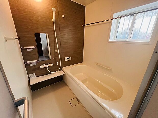 さいたま市北区吉野町2期　B号棟　ベンチ付き形状の浴槽です。浴室暖房換気乾燥機付き。