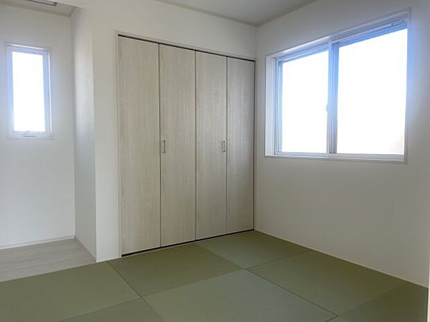 1階の和室は板の間含め5帖の広さを確保しており、客間としても寝室としてもご利用いただけるお部屋となっております。