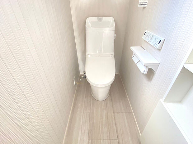 久喜市鷲宮（全4区画）3号棟　2階トイレ　　フチレス形状やお掃除リフトアップ機能などお手入れのしやすさが特徴。壁設置型のリモコンと2連紙巻き器が備え付けとなっている超節水タイプのシャワートイレです。