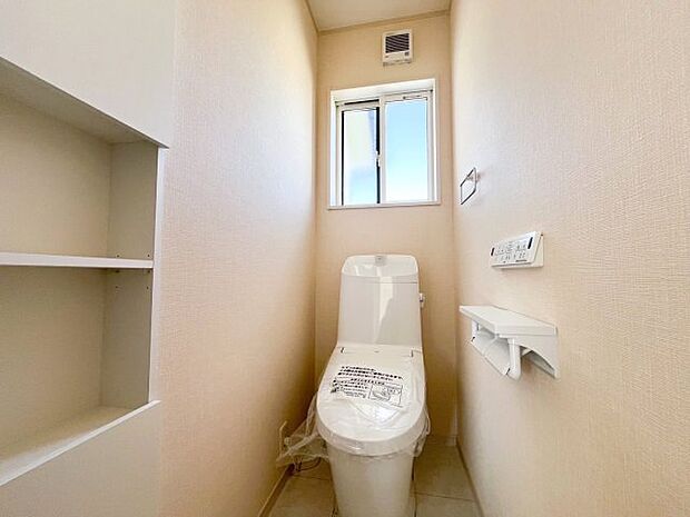 トイレ　トイレは1Fと2Fに標準装備されています。フチをまるごとなくしたお掃除ラクラクなフチレス形状となっております！